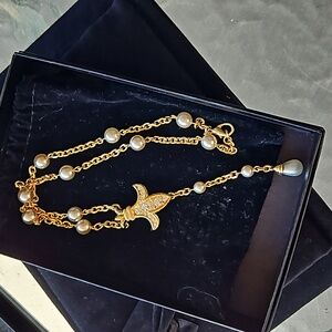 Womens necklace hold chain with faux pearls and diamonds.